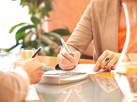 Steuerberaterin Angelika Heinrich bietet ihren Klienten möglichst einfache, passende und praktikable Lösungen.